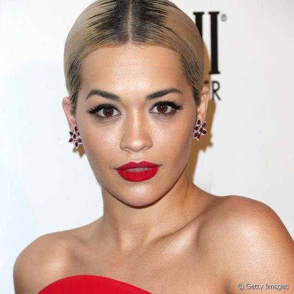 Rita Ora aposta nos red lips em diversos acabamentos, usando e abusando do efeito cremoso, matte e glossy (Getty Images)